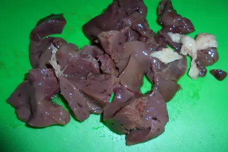 Пшенично-ржаные блины с  куриной печенью и грушей: шаг 5