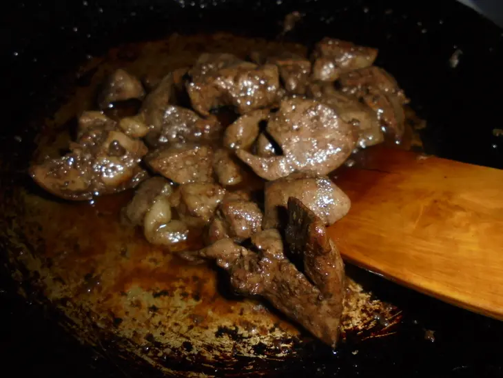 Пшенично-ржаные блины с  куриной печенью и грушей: шаг 6