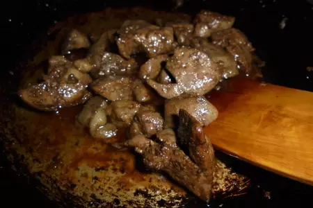 Пшенично-ржаные блины с  куриной печенью и грушей: шаг 6