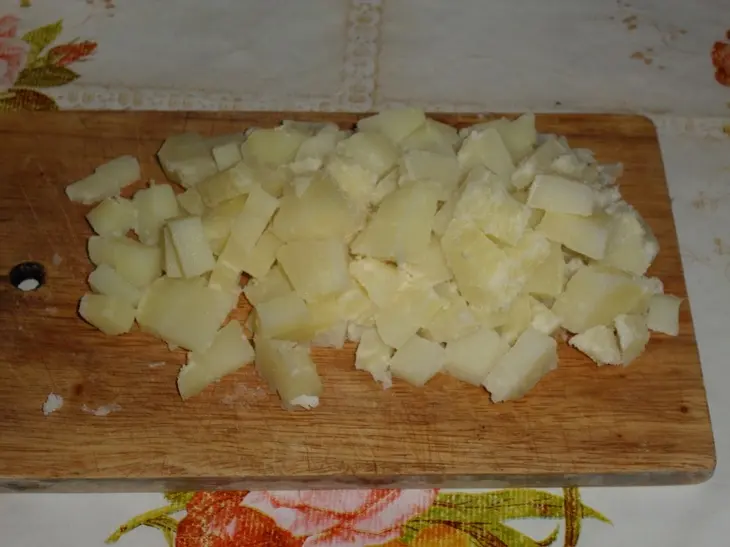 Пирог с мясным фаршем, картофелем и маринованным огурцом: шаг 1
