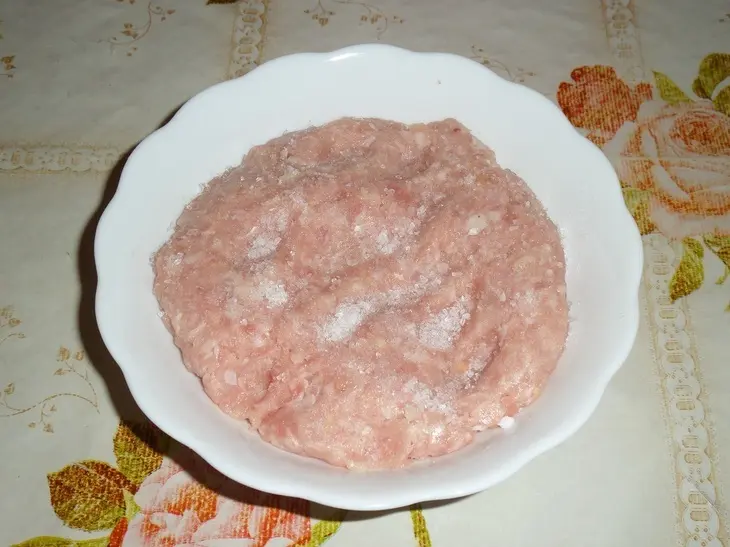 Пирог с мясным фаршем, картофелем и маринованным огурцом: шаг 2