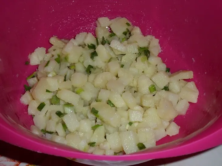 Пирог с мясным фаршем, картофелем и маринованным огурцом: шаг 4