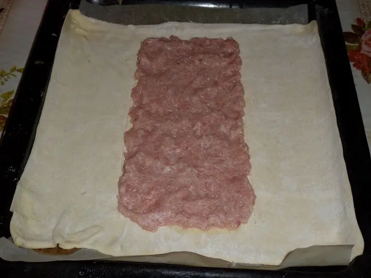 Пирог с мясным фаршем, картофелем и маринованным огурцом: шаг 6