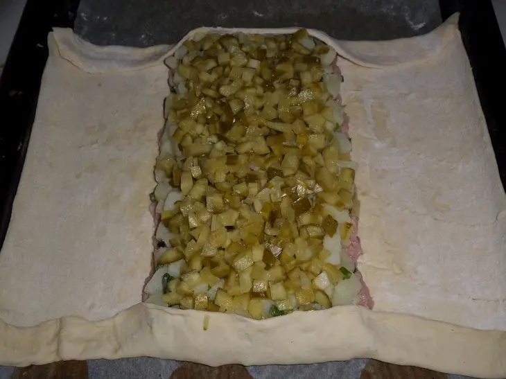 Пирог с мясным фаршем, картофелем и маринованным огурцом: шаг 7