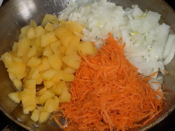 Блинный пирог с брынзой и овощами: шаг 6