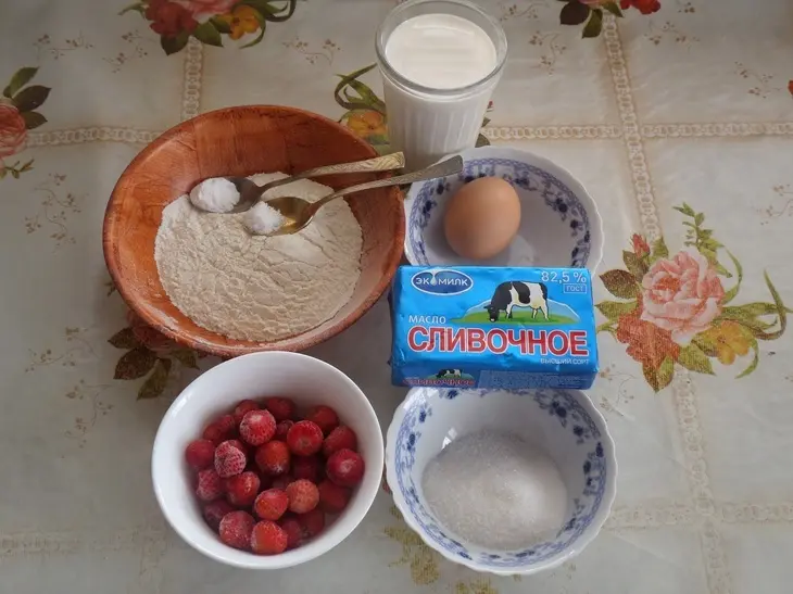 Клубничные блины с клубничным джемом и творожным кремом: шаг 1