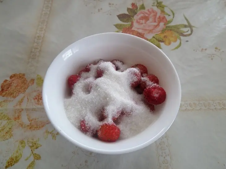Клубничные блины с клубничным джемом и творожным кремом: шаг 3
