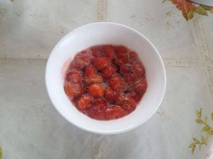 Клубничные блины с клубничным джемом и творожным кремом: шаг 4