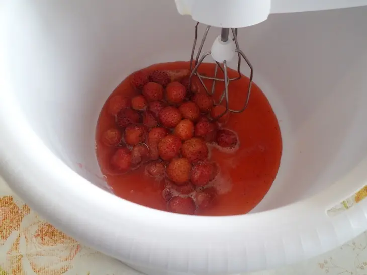 Клубничные блины с клубничным джемом и творожным кремом: шаг 5