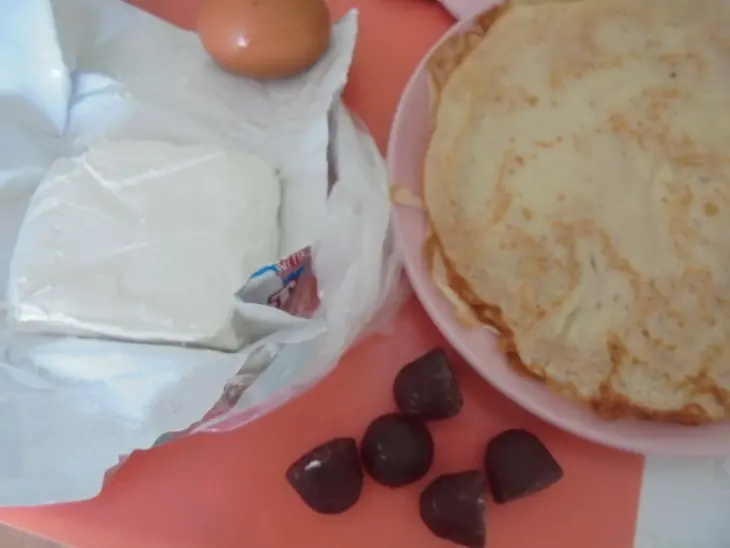 Запеченные блинные "сердечки" с творогом и семенами чиа: шаг 3