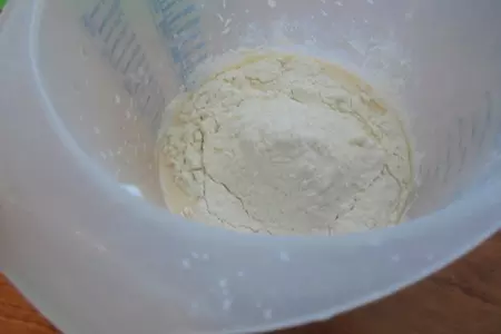 Блинные мини-ватрушки с творогом и черникой: шаг 1