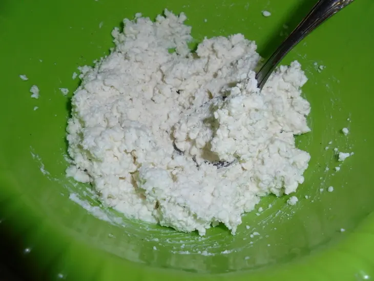 Блинные мини-ватрушки с творогом и черникой: шаг 5