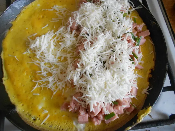 Блинный омлет с ветчиной и сыром: шаг 4