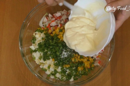 Салат из крабовых палочек и пекинской капусты: шаг 3