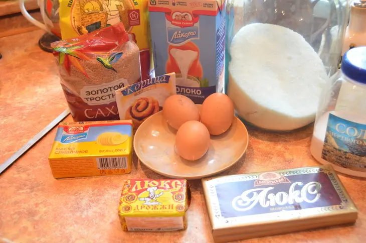 Плюшки с корицей и шоколадом для малыша и карлсона.: шаг 1