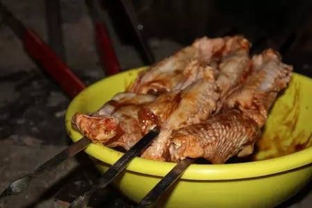 Индюшиные крылышки на мангале: шаг 3