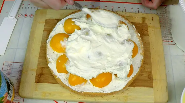 Бисквитный торт со взбитыми сливками и фруктами: шаг 9