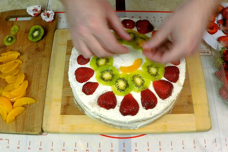 Бисквитный торт со взбитыми сливками и фруктами: шаг 10