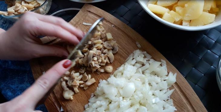 Салат с курицей грибами и ананасом: шаг 1