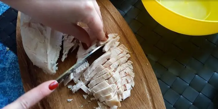 Салат с курицей грибами и ананасом: шаг 2