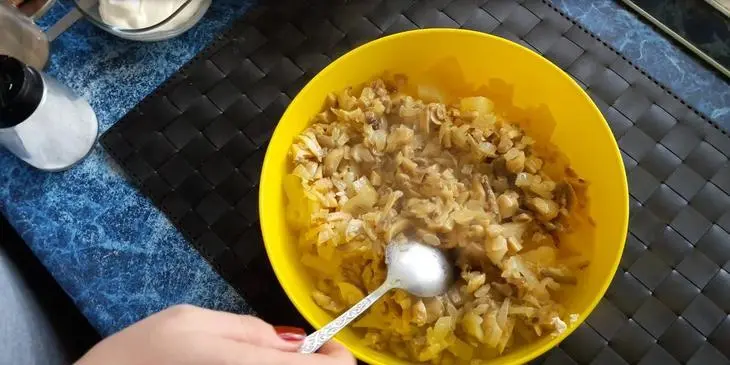 Салат с курицей грибами и ананасом: шаг 3