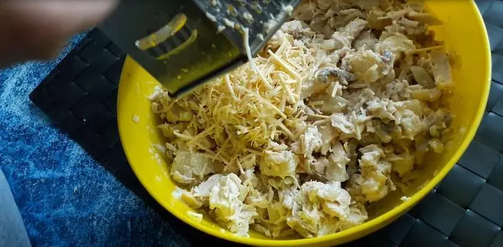 Салат с курицей грибами и ананасом: шаг 4