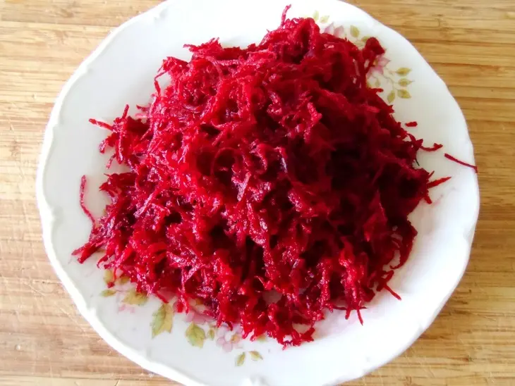 Соус к мясу из свеклы и хрена: шаг 1