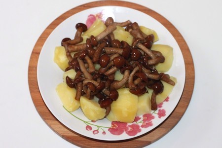 Свиные ребрышки с грибами и картофелем: шаг 4