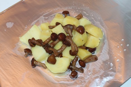 Свиные ребрышки с грибами и картофелем: шаг 5