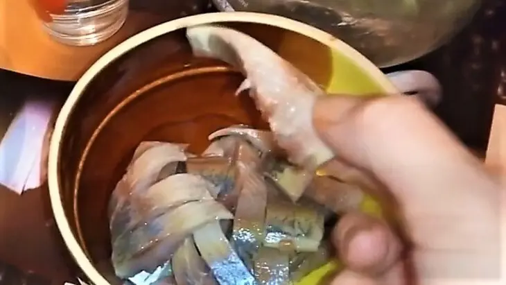 Сельдь маринованная в майонезе с луком: шаг 1