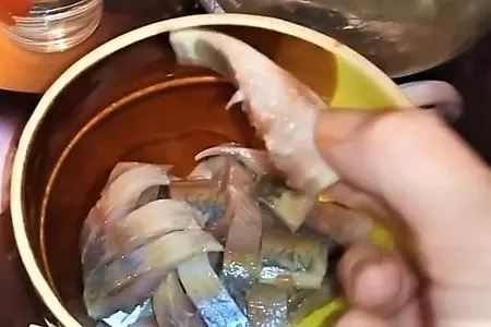 Сельдь маринованная в майонезе с луком: шаг 1