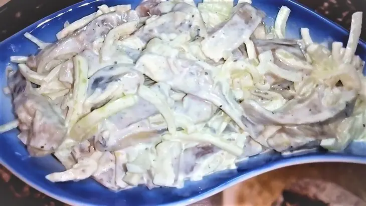 Сельдь маринованная в майонезе с луком: шаг 3
