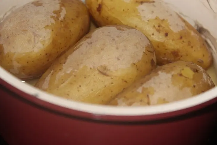 Закуска из сельди "провансаль" и картофель по-карибски с соляной корочкой: шаг 10