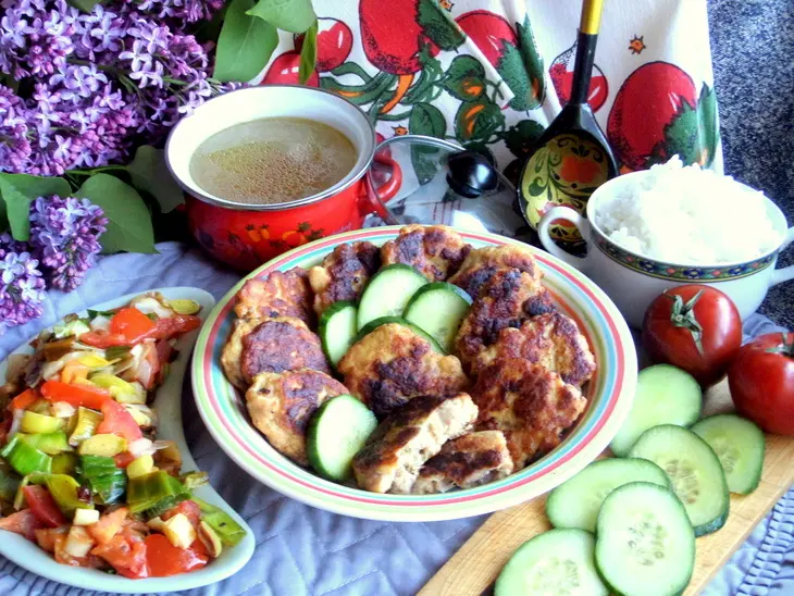 Рубленые куриные котлеты+наш обед: шаг 23