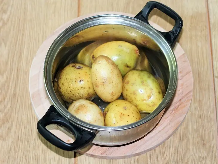Картошка с тушенкой и луком: шаг 1
