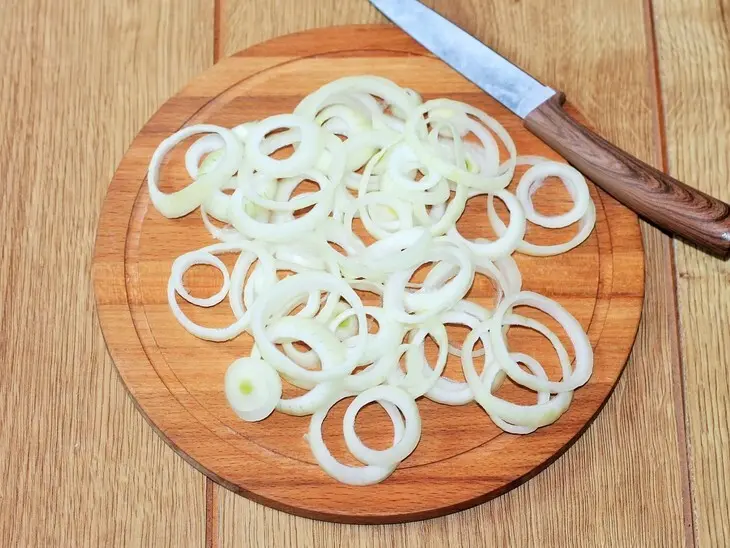 Картошка с тушенкой и луком: шаг 2