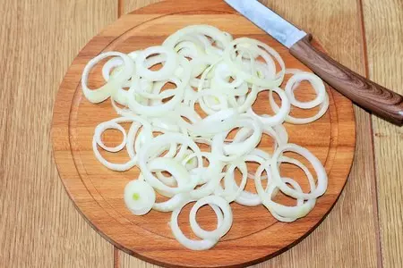Картошка с тушенкой и луком: шаг 2