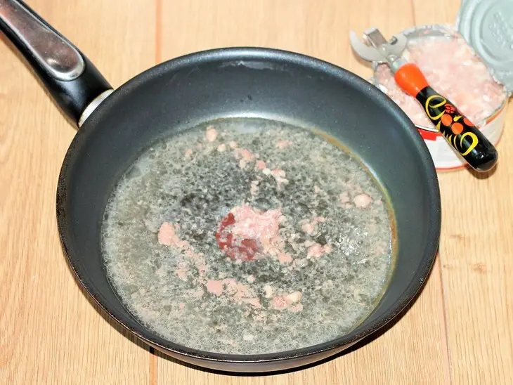 Картошка с тушенкой и луком: шаг 3