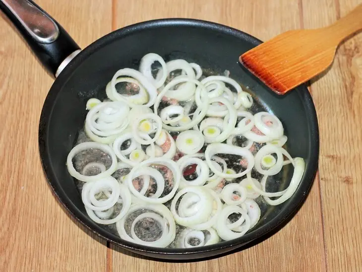 Картошка с тушенкой и луком: шаг 4