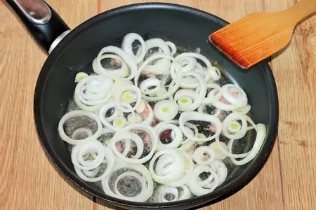 Картошка с тушенкой и луком: шаг 4