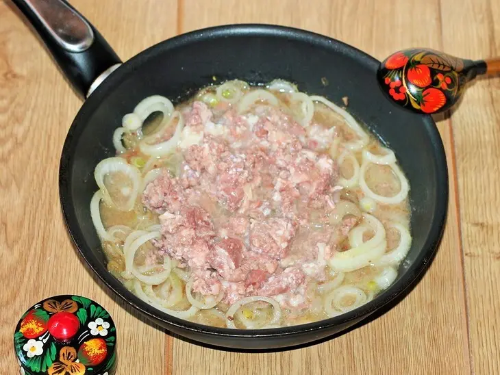 Картошка с тушенкой и луком: шаг 5