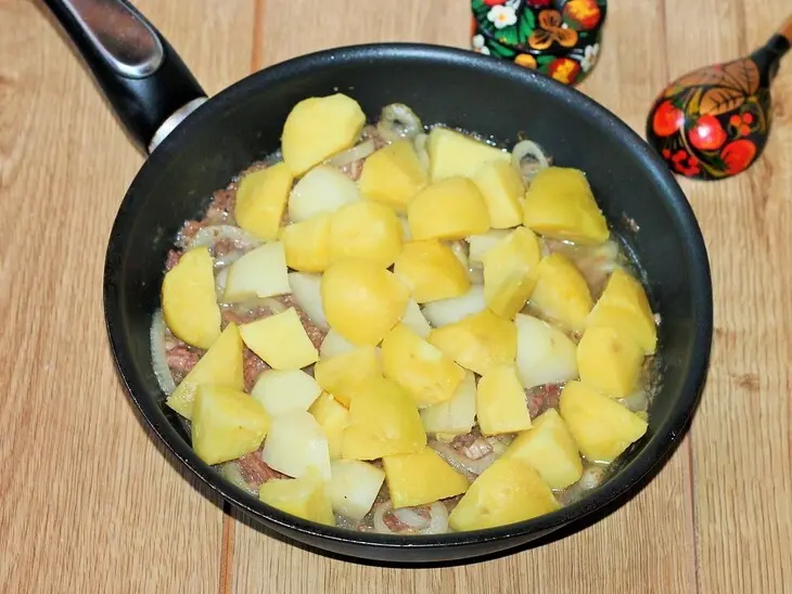 Картошка с тушенкой и луком: шаг 6