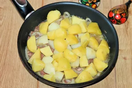 Картошка с тушенкой и луком: шаг 6
