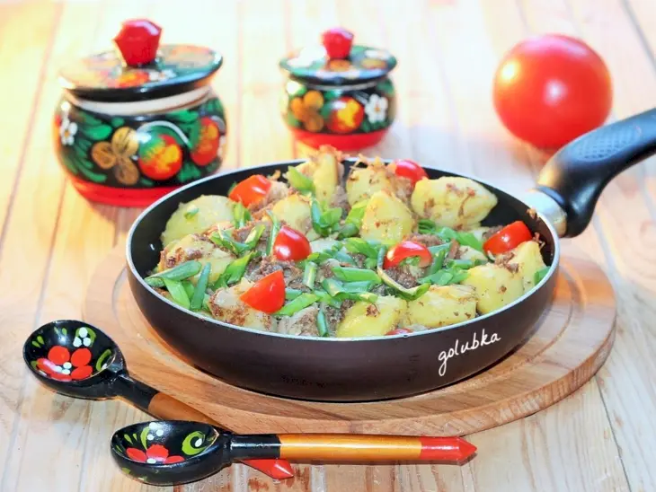 Картошка с тушенкой и луком: шаг 7