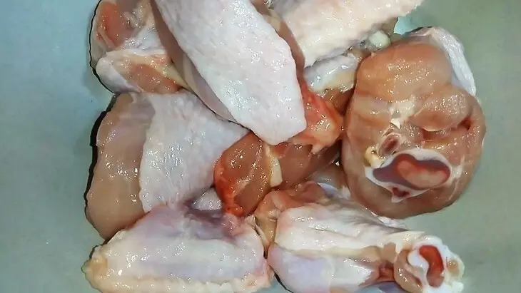 Картофель в горшочках. с мясом и огурчиками: шаг 1