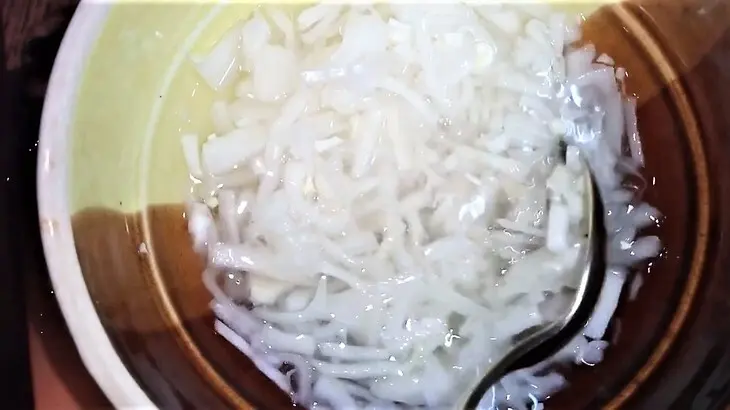 Картофель в горшочках. с мясом и огурчиками: шаг 2