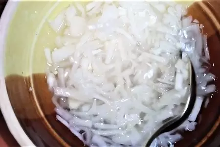 Картофель в горшочках. с мясом и огурчиками: шаг 2