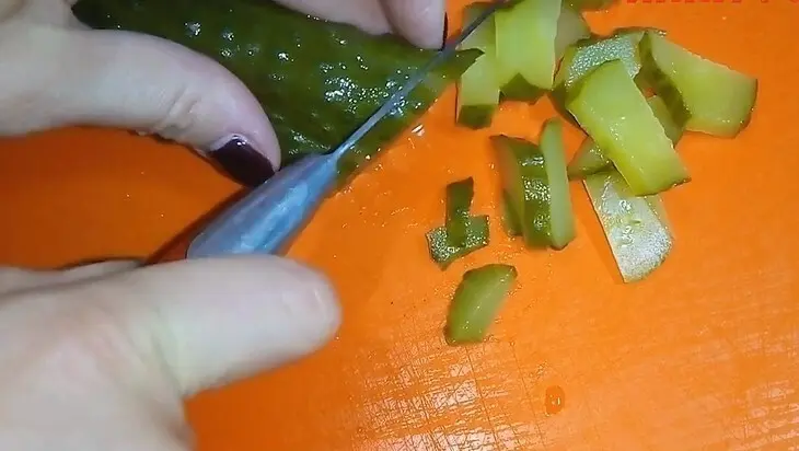 Картофель в горшочках. с мясом и огурчиками: шаг 3