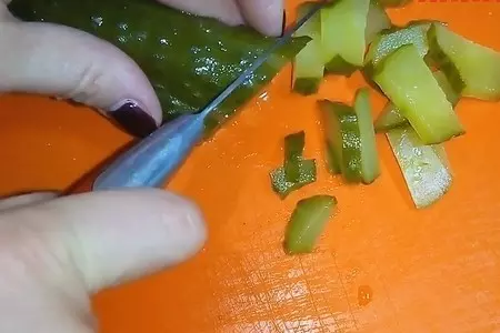 Картофель в горшочках. с мясом и огурчиками: шаг 3