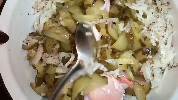 Картофель в горшочках. с мясом и огурчиками: шаг 4
